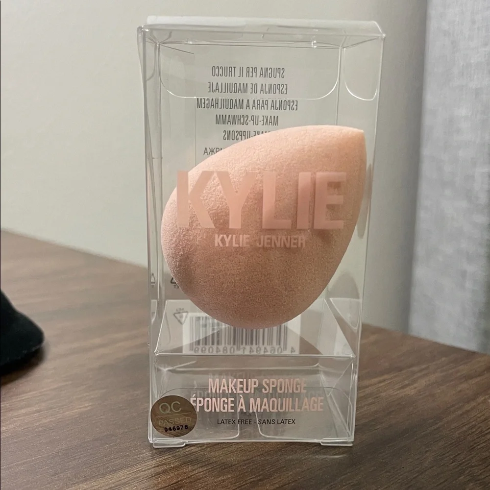 Kylie Jenner makeup sponge new